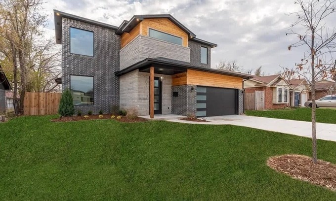 Central Oklahoma City House | HUGE Modern House Near Bricktown