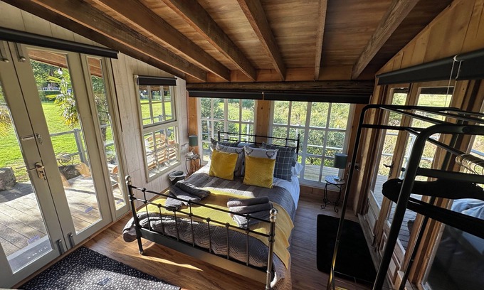 East Drayton Cabin | Huge open plan Log Cabin in Weston, Newark hot tub WiFi wood stove pets parking