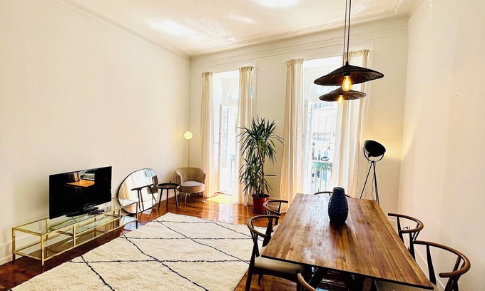Principe Real Apartment | Huge Sunny 3Bedroom Apartment in Príncipe Real!