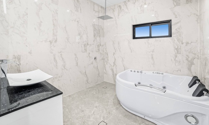 Trinity Beach Apartment | Huge unit at the beach