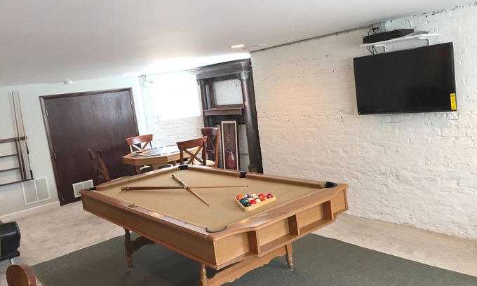 Wrigleyville House | Huge Wrigleyville Beauty -10 beds and 5 baths in the heart of it all!
