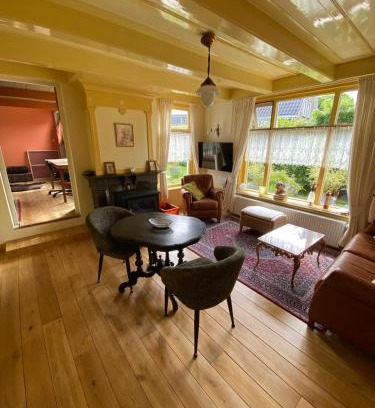 Marrum Apartment | Huis in Marrum uit 1880 met grote tuin.