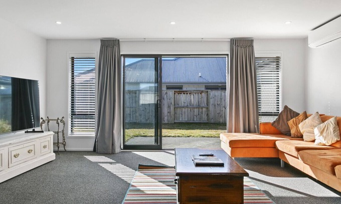 Rangatira Park House | Huka Falls Getaway in Taupo, walk to town and the famous Huka falls
