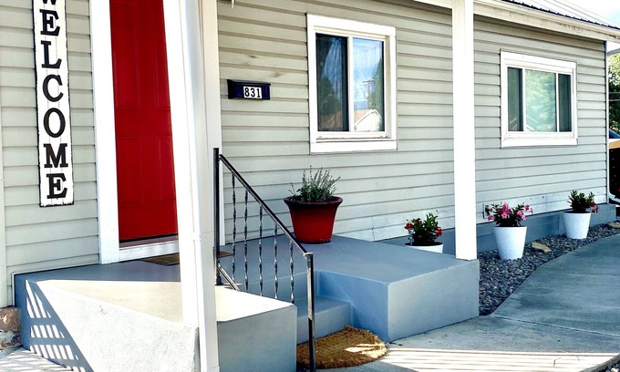 Montrose House | Humble Haven Bungalow - walking distance to breweries, restaurants and shopping!