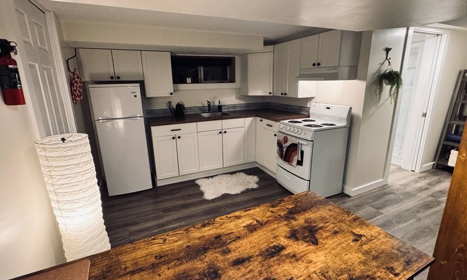 Castlegar House | Humble Heights Basement Suite