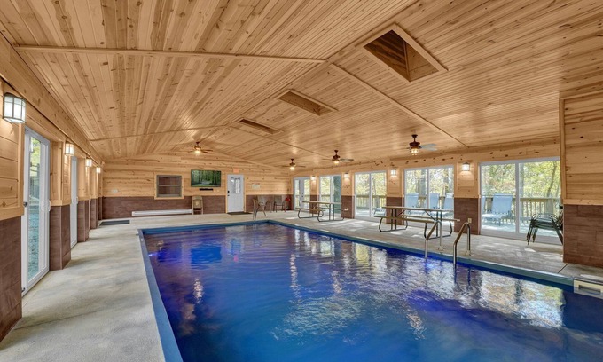 Rockbridge Cabin | Hummingbird Cabin with Indoor Saltwater Pool
