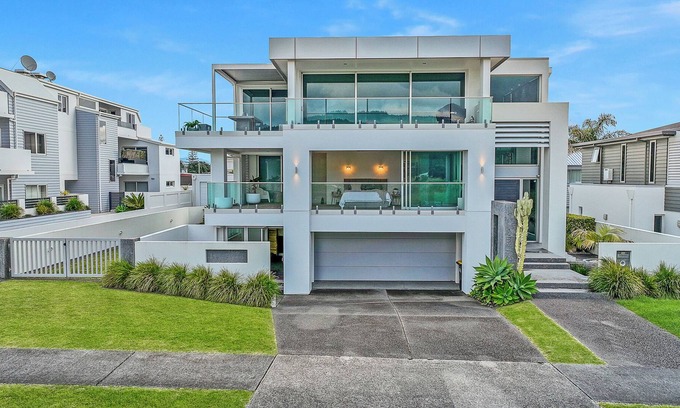 Whangamata House | Hunt Road_whangamata - Spacious Home Overlooking the Beach & Harbour Entry
