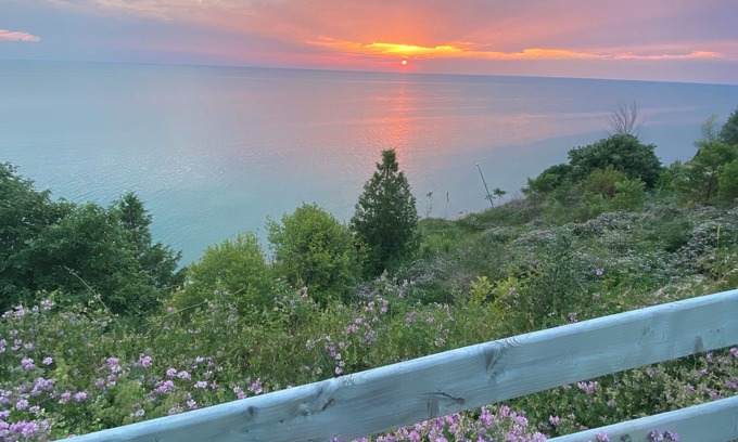 Ashfield-Colborne-Wawanosh Cottage | Huron Lakefront Cottage Charming 8 bedrms 4bths 18+guests 8car/Hotub/pets .