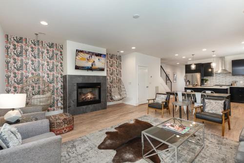 Talbot's Corner House | Hurst House - 4 Stylish Homes - Mins to Germantown