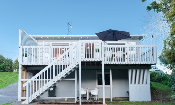Surfdale Cottage | Huruhi Cottage - Huruhi Cottage is a newly renovated family holiday cottage in a great central location on Waiheke, with great transport links, walking access to local beaches, bars, restaurants and cafes and with fantastic premium amenities. With th
