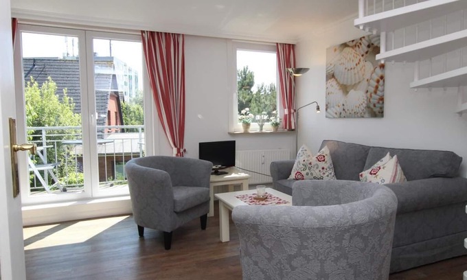 Westerland Apartment | Hüs Lörki, App. 3 Location: The "Hüs Lörki" is in a quiet location in the south of Westerland. It is a terraced house with several apartments. Apartment no. 3 is located on the upper floor. The distance to the beach is approx. 5 minutes.