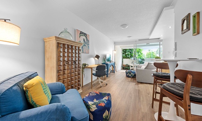 New Farm Apartment | Hustle & Bustle! 2 Bed/1Bath/1Car/Pool ~ Teneriffe