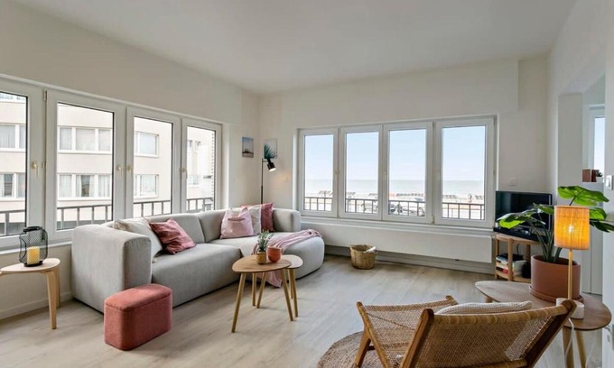 Mariakerke Apartment | Huswell - Stylishly refurbished apartment with sea view