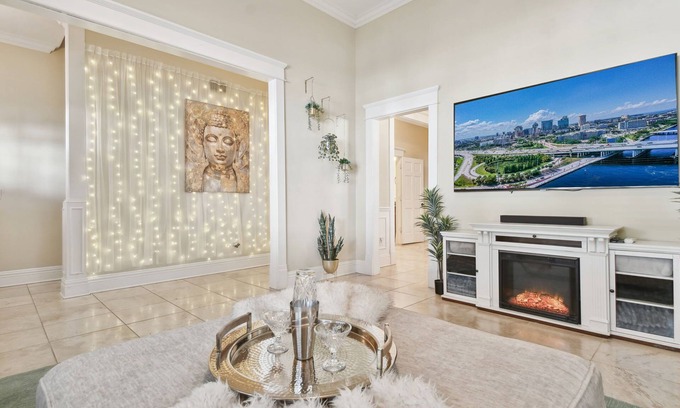 Hyde Park House | Hyde Park Location | Pet-Friendly | Gym | Sauna