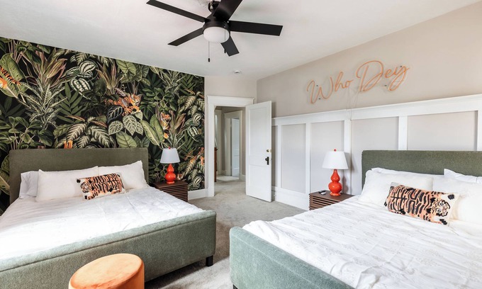 Hyde Park House | Hyde Park Lodge - Sleeps 18! Amazing home, centrally located, don't lose out!