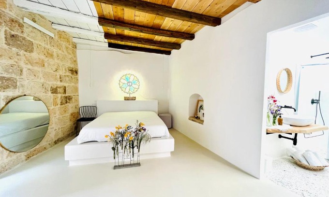 Acquaviva delle Fonti Bed & Breakfast | Hydria Guest House Art Gallery Dimora d artista con terrazza e vasca idromassaggio nel cuore del borgo antico Artists Home with terrace and jacuzzi in the heart of the old town