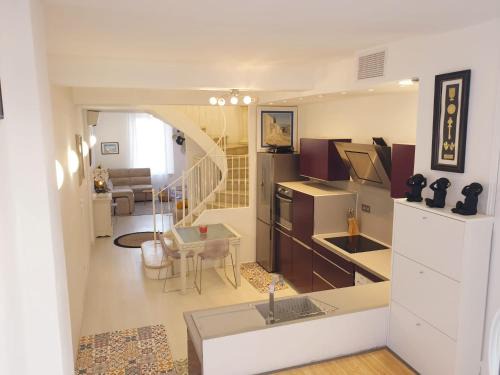 Antibes Old Town Apartment | hyper centre Antibes maison de villes 100m2 ; terrasse 20 m2