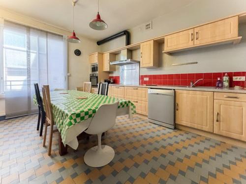 Cholet Apartment | Hypercentre Cholet, grande capacité 2 à 12 personnes max, 4 chambres