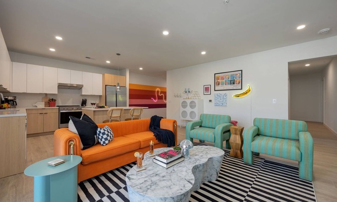 Sobro House | Hyve - Artpop - Walk to Broadway-Full Gym- Pool