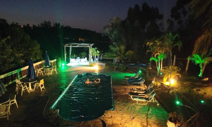 Aluminio Villa | I'm renting a farm with a waterslide, three swimming pools and plenty of space for leisure. Check it out!