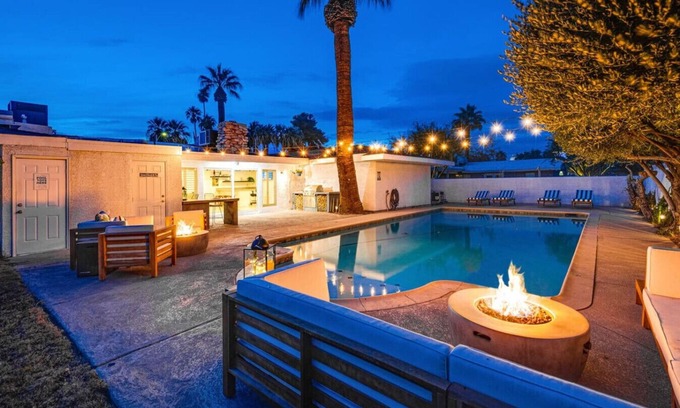 Las Vegas Apartment | Iconic Luxe Entertainment Villa: Heated Pool Sauna