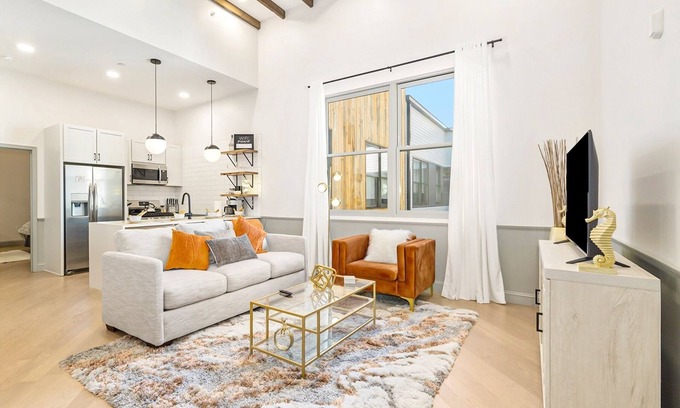 Central City Condo | Iconic Morris Ave condo retreat sleeps 6 +rooftop