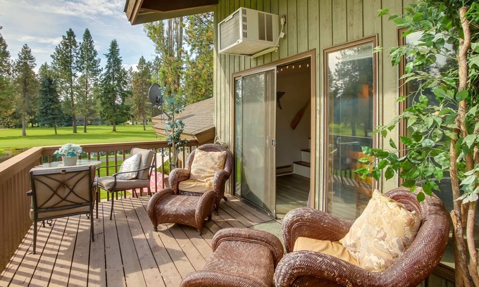Rathdrum Condo | Idaho Condo w/ Large Deck: Steps to Twin Lakes!