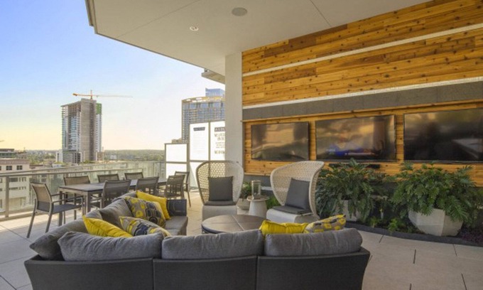 West End Apartment | Ideal Downtown 1BR w/Gym, W/D, Pool, walk to 6th St bars, by Blueground