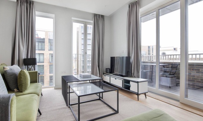 Holborn and Covent Garden Apartment | Ideal Farringdon 2BR w/Indoor Pool, Cinema Room & Gym, by Blueground