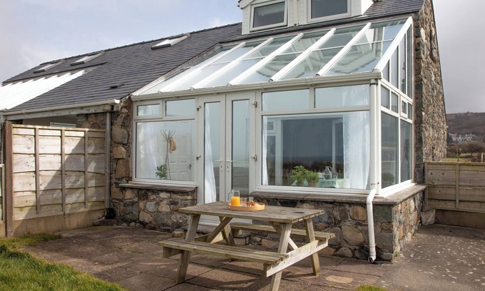 Clynnogfawr Cottage | Ideal for a romantic break, this cottage has fabulous sea views.