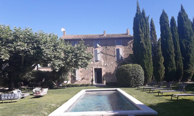 Entraigues-sur-la-Sorgue House | Ideal for Avignon festival Magnificent Mas with swimming pool and jacuzzi