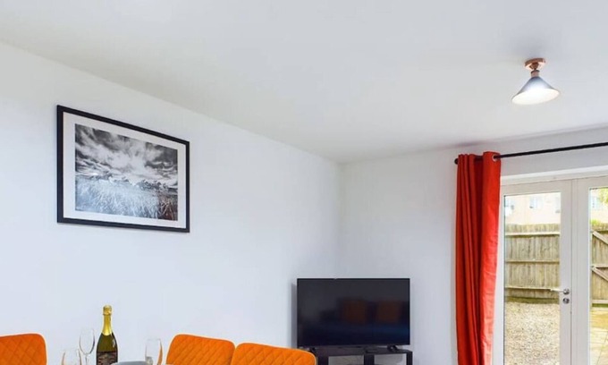 Cheltenham House | Ideal For Business | Long Stays | Parking & Wifi