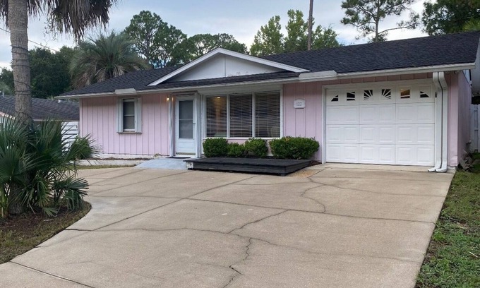 Carrabelle House | Ideal getaway for fishing enthusiasts, golfers, and beach lovers!