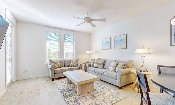 Baytowne Wharf Condo | Ideal getaway near the beach & golf w/shared pool, central AC