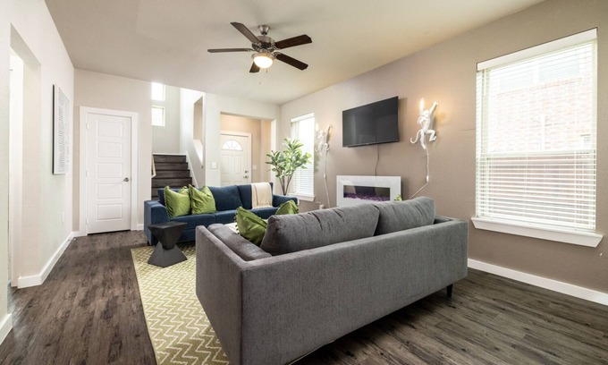 Denton House | Ideal Group Getaway Near Shopping & Dining