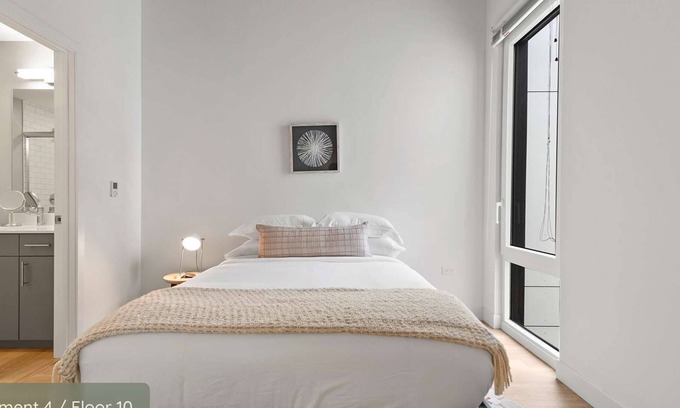 River North Apartment | Ideal Lincoln Park Getaway for Large Groups