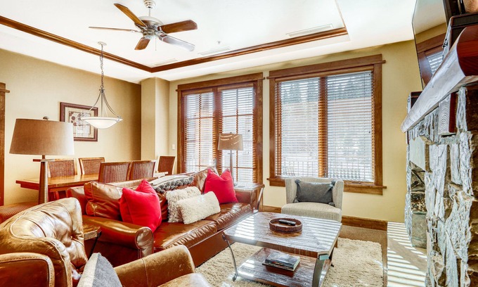 Truckee Condo | Ideal Mountain Getaway Near the Lifts W/Private Balcony, Free WiFi & Fireplace