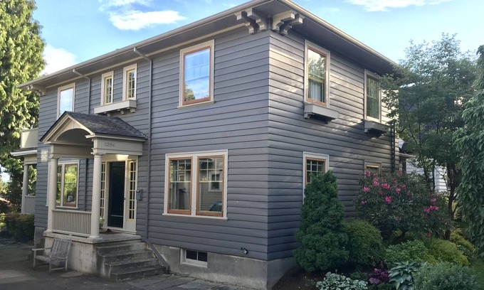 Kerns House | Ideal SE location-Laurelhurst Park- 2 bedrooms, sleeps 5, family friendly.