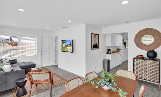 North Andrews Gardens House | Ideal Weekly Stay w/Backyard BBQ, 10mins to Beach/Airport, 25mins to Miami