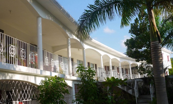 IronShore Estates House | Ideally Located Budget 2 Bed Studio - Up town safty area