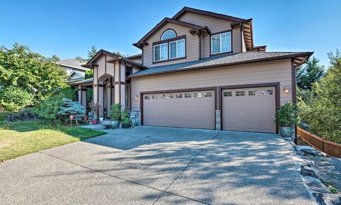 Renton House | Ideally Located Renton Retreat with Yard and Grill