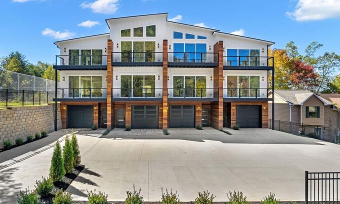 Ashley Oaks House | Idlewood Suites ~ 3-Story West Knoxville Suite #4