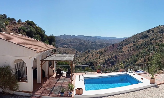 Almogia Villa | Idylic Andalusian holiday villa with stunning views