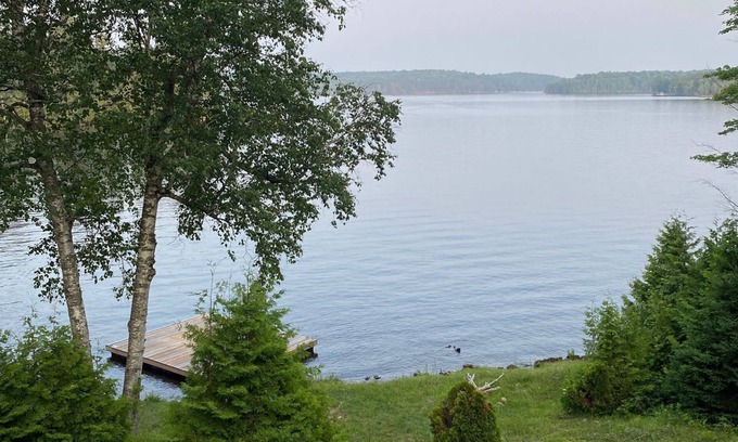 Highlands East House | Idyllic cottage for rent on Eels Lake in the Kawarthas. Amazing waterfront!