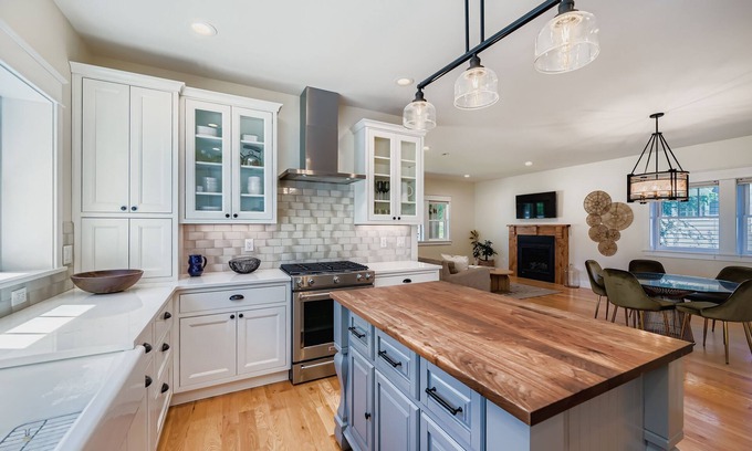 Longmont House | Idyllic Downtown Longmont 5-BDR Retreat
