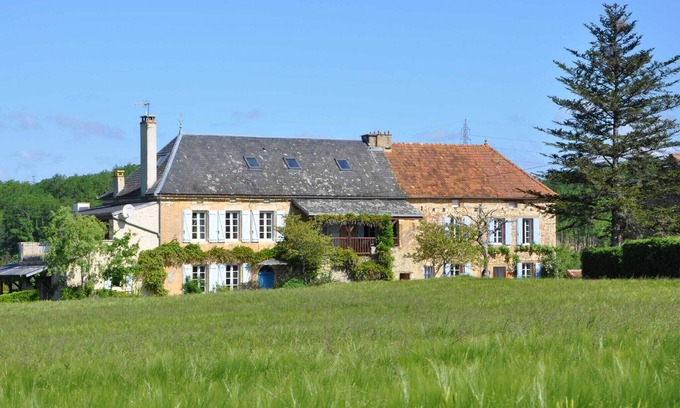 Degagnac House | Idyllic Holiday Home in Dégagnac with Jacuzzi near River