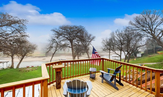 New Braunfels House | Idyllic waterfront getaway with private hot tub & deck views - near golf