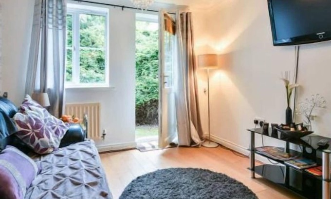 Crawley Apartment | If you are looking for a quiet and peaceful stay in Crawley then look no further. A beautiful com...