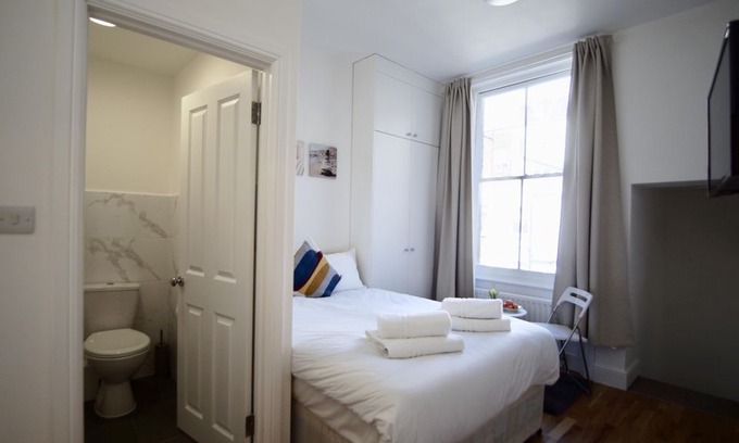 Redcliffe Apartment | Ifield 5 apartment in Brent with WiFi.