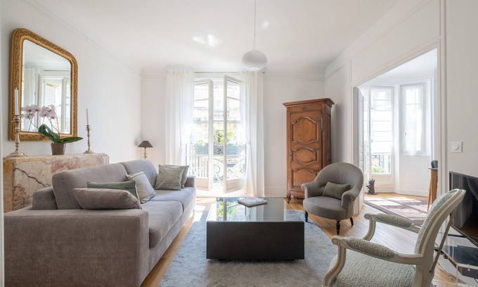 Grenelle Apartment | Illuminating Light, by Veeve